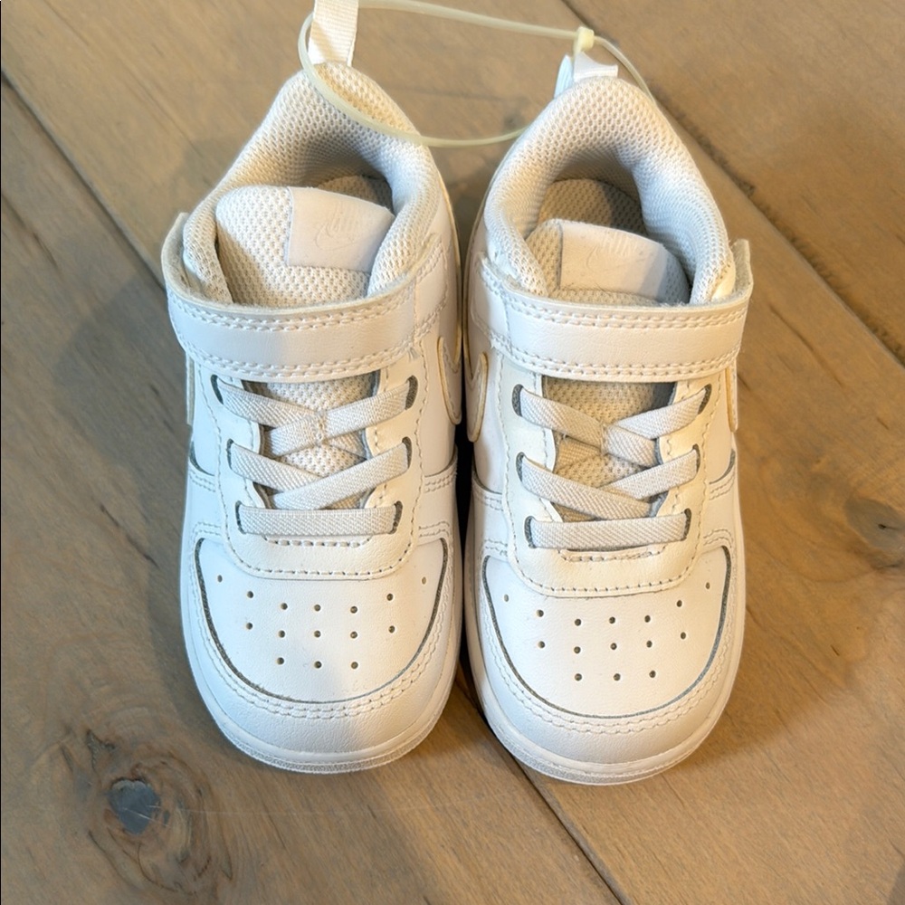 Nike White Sneakers Classic Low-Top Design